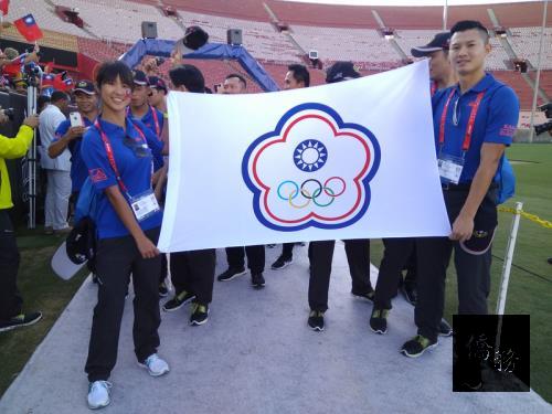 台灣循奧會模式參加洛杉磯世界警消運動會,選手謝伯韶(左)與李光偉(右)擔任開幕式的掌旗官。(中央社提供)