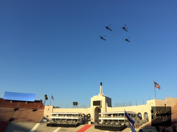 2017年世界警察消防運動會8月7日在Los Angeles Memorial Coliseum舉行開幕式,大會準備4架直升機為賽事升溫。(洛杉磯僑教中心提供)