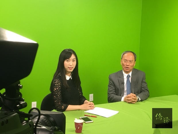 吳新興接受全美電視台專訪暢談僑務政策。（西雅圖僑教中心提供）