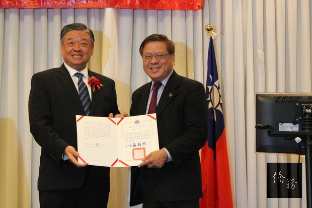 僑務委員會副委員長呂元榮頒贈獎狀予僑務諮詢委員王福權。（華府僑教中心提供）