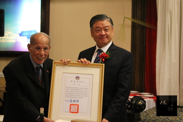 僑務委員會副委員長呂元榮頒贈感謝狀予泛美中華聯誼會秘書長黃金泉。（華府僑教中心提供）