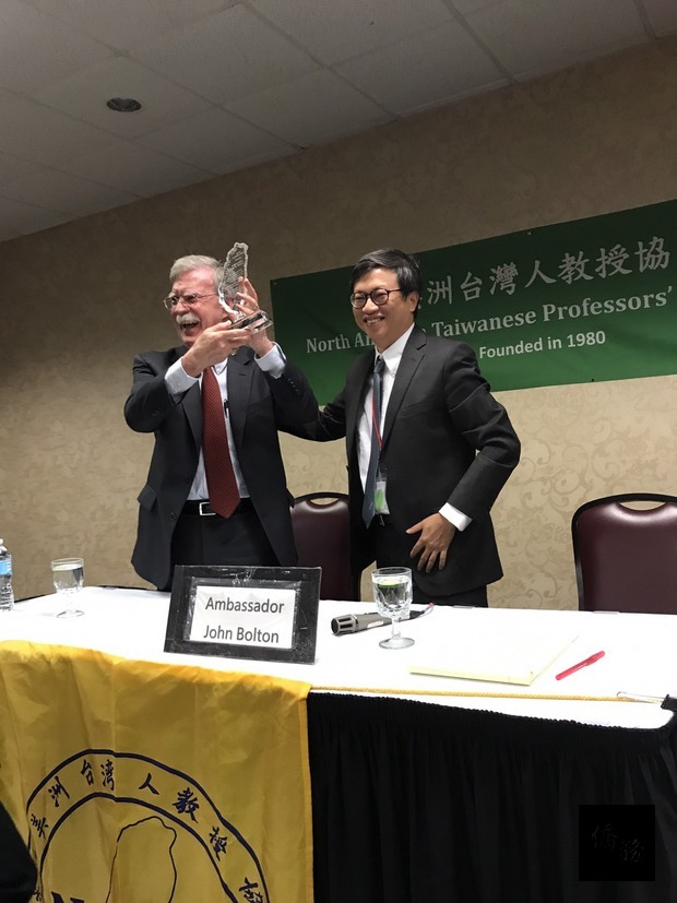 北美洲臺灣人教授協會會長李中志（右）致贈感謝獎牌予前美國駐聯合國大使John Bolton。（芝加哥僑教中心提供）