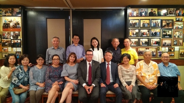 駐溫哥華辦事處處長李志強（前排右四）與國會議員John Barlow及僑界代表合影留念。（駐溫哥華辦事處提供）