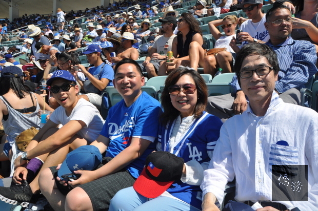 洛杉磯僑教中心副主任莊博智(右三起)、僑務委員朱碧雲、洛僑中心主任翁桂堂也一身運動風裝扮,陪同台灣大學生觀賞棒球比賽。(世界日報提供)
