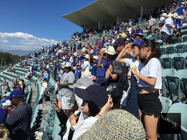 洛杉磯地區僑務委員會搭僑計畫14名學員在洛杉磯僑教中心安排下前往道奇球場觀賽,感受美式體育文化。(洛杉磯僑教中心提供)