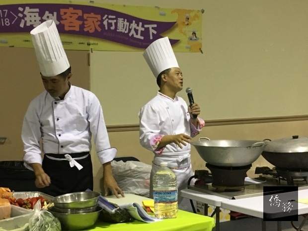「海外客家行動灶下」巡迴，洛杉磯站由台灣電視節目「型男大主廚」主廚邱寶郎（右）與客家電視「食在料理王」美食節目主持人邱晉為（左）擔任主廚。（世界日報提供）