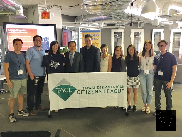 駐休士頓辦事處處長黃敏境(左四)及休士頓僑教中心主任莊雅淑(左三)出席臺美菁英協會社區座談會與主辦單位奧斯汀台美菁英協會會長Sharon Hsu(右二)以及與談人合影。(休士頓僑教中心提供)