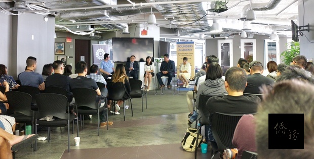 駐休士頓辦事處處長黃敏境(左二)及休士頓僑教中心主任莊雅淑(左三)、奧斯汀台灣同鄉會會長葉雅鈴(右二)、亞裔資源中心(AARC)經理Hunan Huang(右一)以及奧斯汀亞洲商會(GAACC)會長Robert Lee(右三)參與座談說明TECO、僑教中心以及社區資源情形。(休士頓僑教中心提供)