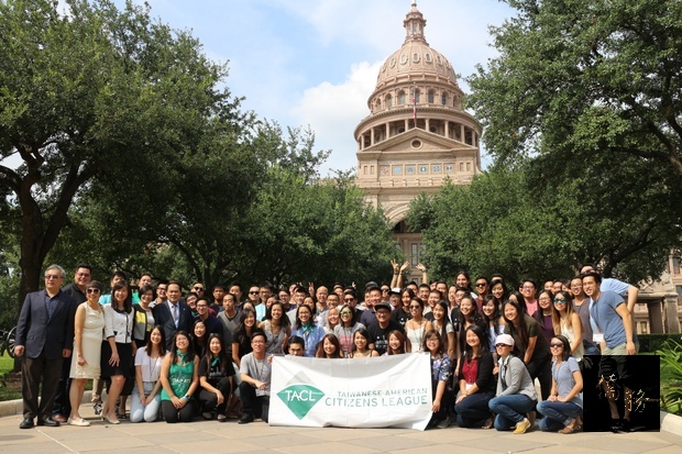 駐休士頓辦事處處長黃敏境夫婦(前立者,左四、五)及休士頓僑教中心主任莊雅淑(前立者,左三)出席Taiwanese American Citizens League Nation Convention (TACL)大會與全美與會代表合影。(休士頓僑教中心提供)
