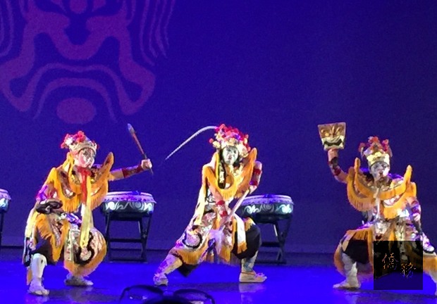 九天綜訪團「鼓陣、官將首、電音神偶」表演宣揚台灣文化。(休士頓僑教中心提供)