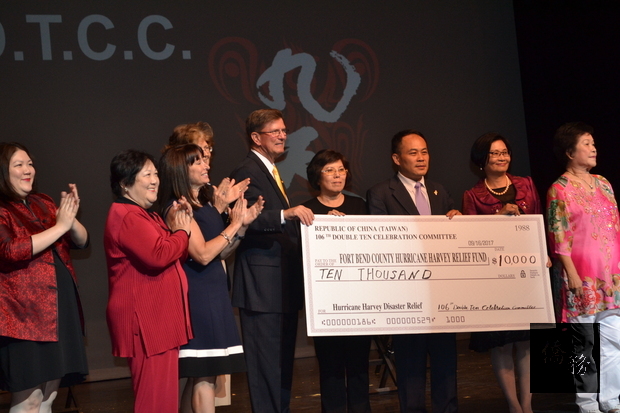 九天綜訪團募得一萬美元交Sugar Land市長Joe Zimmerman收執。(休士頓僑教中心提供)