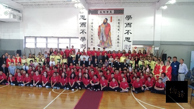 駐紐約辦事處處長徐儷文(座椅右五)、紐約僑教中心主任黃正杰(座椅左三)、僑務委員王金智(座椅左二)、中華公所主席蕭貴源(座椅右六)、紐約華僑學校校長王張令瑜(座椅右四)、七大僑團代表與僑校師生合影留念。(紐約僑教中心提供)