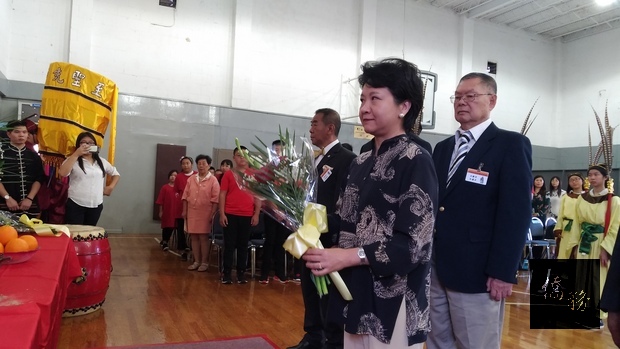 駐紐約辦事處處長徐儷文向至聖先師孔子獻花。(紐約僑教中心提供)