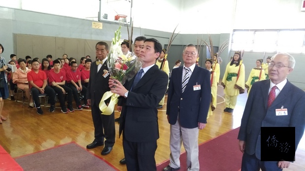 紐約僑教中心主任黃正杰向至聖先師孔子獻花。(紐約僑教中心提供)