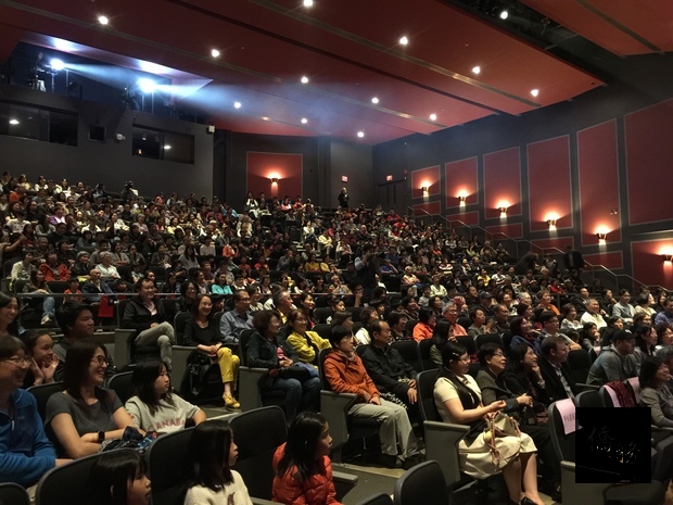 僑委會雙十國慶文化訪問團在本拿比市Michael J Fox Theater盛大演出，劇院613席座無虛席。（駐溫哥華辦事處提供）