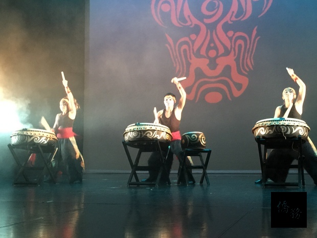 「九天民俗技藝團」以鑼、鼓、鈸等傳統廟會樂器營造舞臺效果，氣勢磅礡、震撼人心。（駐溫哥華辦事處提供）