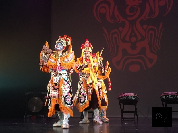 「九天民俗技藝團」將陣頭變成一種舞台藝術表演，把官將首的民間信仰推向國際舞台。（駐溫哥華辦事處提供）