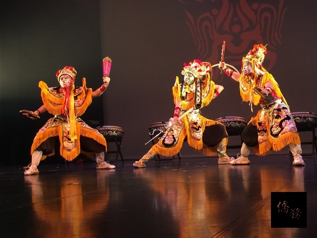 「九天民俗技藝團」將陣頭變成一種舞台藝術表演，把官將首的民間信仰推向國際舞台。（駐溫哥華辦事處提供）