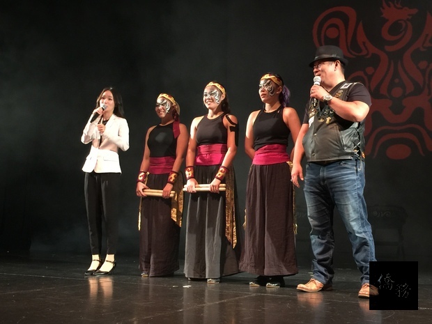 九天團長許振榮（右一）特別向溫哥華的觀眾介紹其中一位戰鼓手就是他的女兒（右二），九天曾在2002年的溫哥華台灣文化節中演出，當時他的女兒才小學二年級。（駐溫哥華辦事處提供）