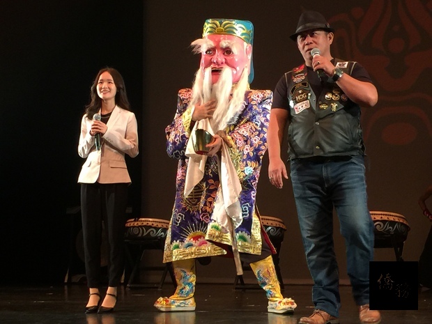 「九天民俗技藝團」透過神偶的親和魅力與現場觀眾拉近距離。（駐溫哥華辦事處提供）