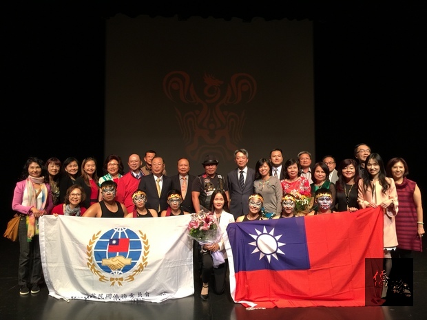 僑務委員會雙十國慶文化訪問團在本拿比市的Michael J Fox Theater盛大演出。（駐溫哥華辦事處提供）