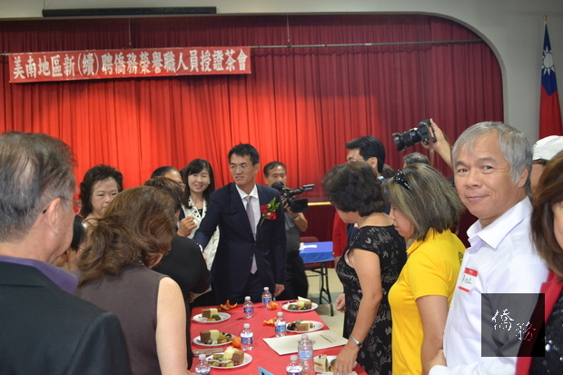 休士頓僑教中心主任莊雅淑(中左)陪同駐休士頓辦事處新任處長陳家彥(中)逐桌會晤僑團負責人。(休士頓僑教中心提供)