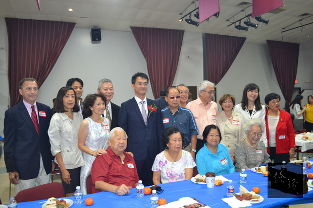 駐休士頓辦事處新任處長陳家彥(中排左三)、僑教中心主任莊雅淑(中排右二)、林西河堂理事林國民(前排左一)、伍氏公所理事伍胡彩素(中排左一),中華老人協會趙婉兒(中排左二)、龍岡親義公所前主席趙大雨(後排左三)等人合影留念。(休士頓僑教中心提供)