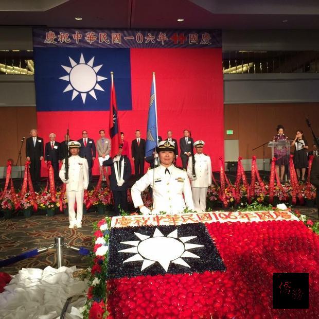 三軍旗隊入場,場面莊嚴隆重。(洛杉磯僑教中心提供)