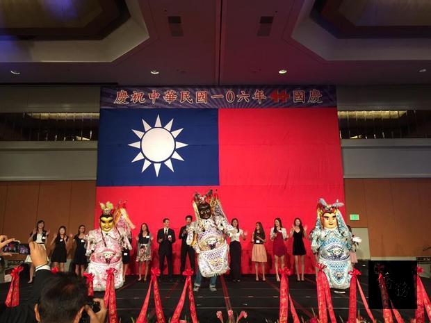 洛杉磯青少年文化大使(FASCA)表演電音三太子,嗨翻現場慶祝氣氛。(洛杉磯僑教中心提供)