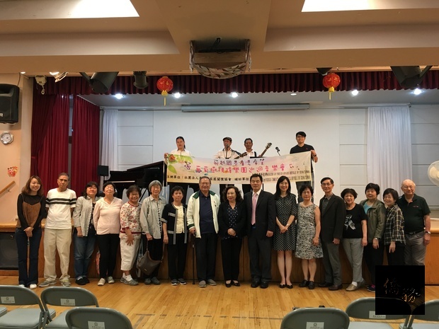 臺灣會館方理事長秀蓉（前排左九)、紐約僑教中心主任黃正杰（前排右八）與葡萄樹視障樂團團長鄭信盛（後排左二）等人合影留念。（紐約僑教中心提供）