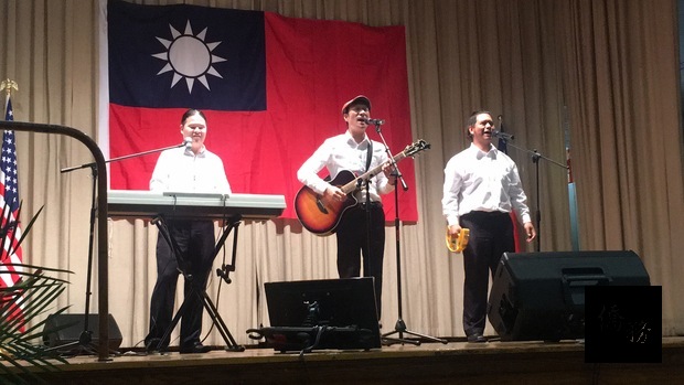 葡萄樹視障樂團團長鄭信盛（中）、吉他手李摩西（右）和鋼琴手周建宇（左）於皇后區雙十國慶大會上登臺表演，與皇后區500位僑胞一同歡慶國家生日。（紐約僑教中心提供）