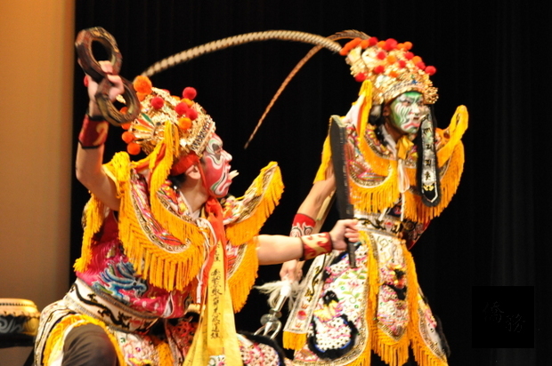 「官將首」演出時會面露尖牙，不同於「八家將」。（世界日報提供）