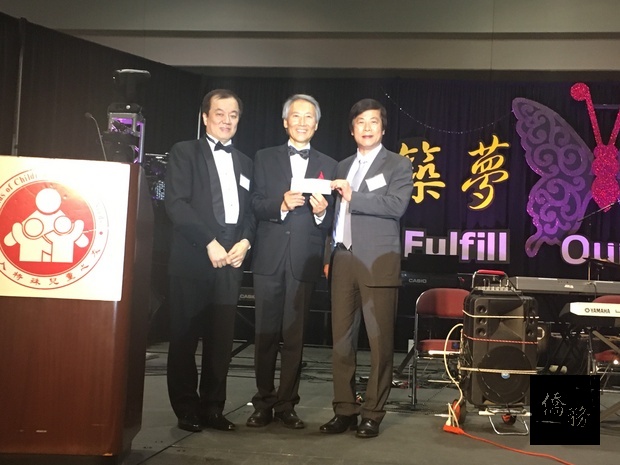 駐舊金山辦事處處長馬鍾麟（右）致贈贊助款予華人特殊兒童之友會理事長胡正民（中）、創會會長王彥邦（左）。（金山灣區僑教中心提供）