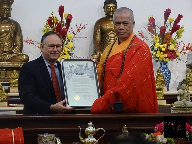 休士頓市議員Mike Laster（左）代表休士頓市長宣布當日為中臺禪寺日，並頒發榮譽市民給見燈法師（右）。（休士頓僑教中心提供）