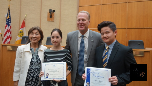 聖地牙哥市長佛康納（Kevin Faulconer）（右二）與獲獎同學謝秉勳（右一）、Gracie Richards、推舉單位聖地牙哥臺美基金會執行長歐春美（左一）合影。（橙縣僑教中心提供）