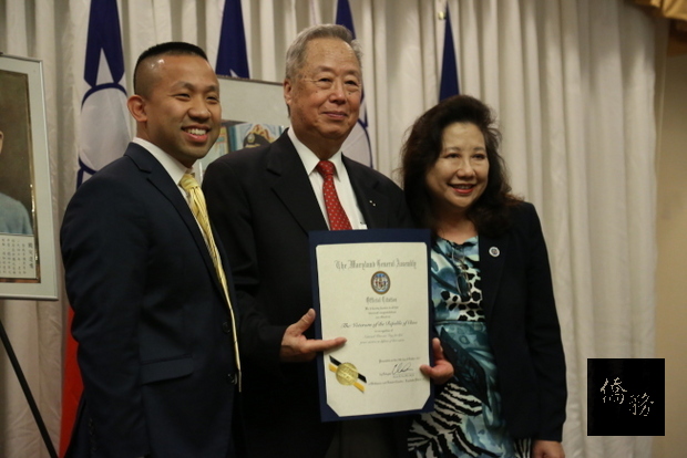 馬州參議員李鳳遷(右)、眾議員林力圖(左)向會長李昌緒致以賀詞。（世界日報提供）