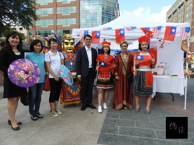 駐休士頓辦事處處長陳家彥全家（右一、三、四、左三）、教育組組長周慧宜（左二）、台灣書院主任王更陵、休士頓僑教中心主任莊雅淑（左一）都到場行銷台灣。（休士頓僑教中心提供）