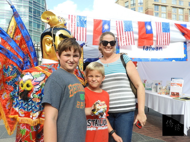 台灣攤位所設置的電音三太子展示，吸引許多主流民眾爭相前來拍照。（休士頓僑教中心提供）