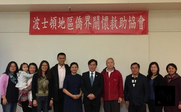 僑教中心主任歐宏偉（右五）與關懷救助協會成員合影。（波士頓僑教中心提供）