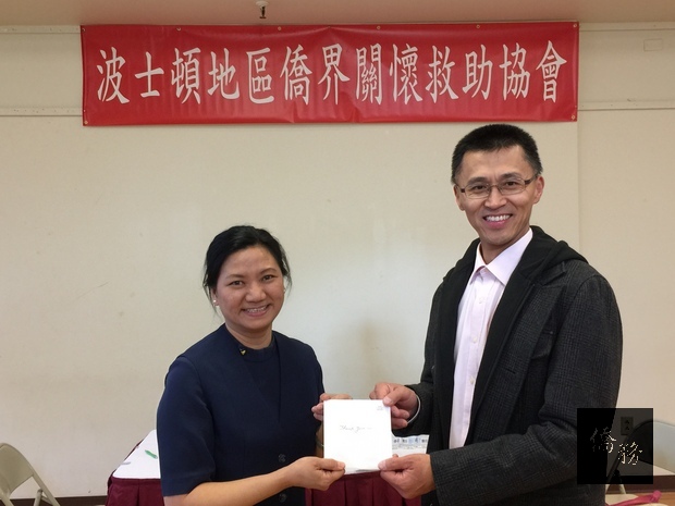 會長王志維（右）致贈紀念品給波士頓慈濟聯絡處長金滿師姐（左）。（波士頓僑教中心提供）