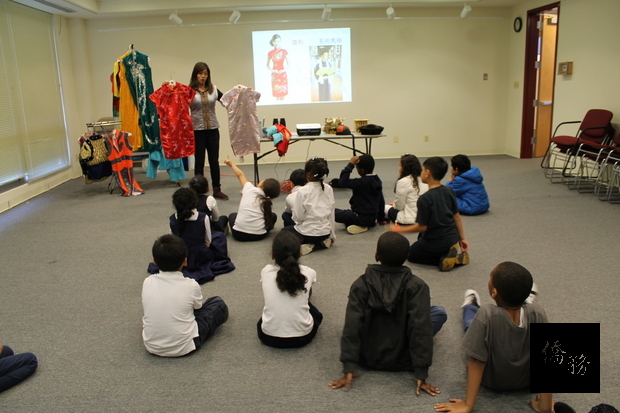 老師劉沛璇介紹歷代服飾。(華府僑教中心提供)