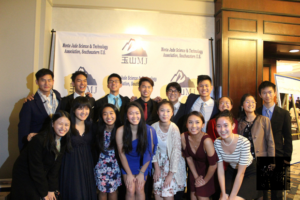 玉山青年獎得獎學生與主持人梁妙心(前右二)。(世界日報提供)