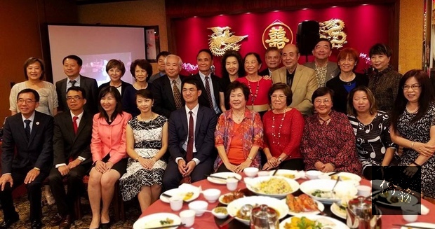 駐休士頓辦事處處長陳家彥（前排左五）、副處長林映佐（前排左二）、僑教中心主任莊雅淑（前排左三）、雙十國慶籌備會籌備會主任委員陳美芬（前排右五）、副主任委員嚴杰（前排左一）、僑務委員甘幼蘋、劉秀美（前排右四、三），與承辦僑團負責人及參與志工合影留念。（休士頓僑教中心提供）