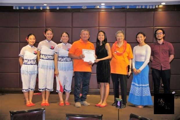 夏威夷華人聯誼會會長路惟登（左四）與下屆主席蔡皚如（右三）頒發獎學金給鳳舞宮團體。（世界日報提供）
