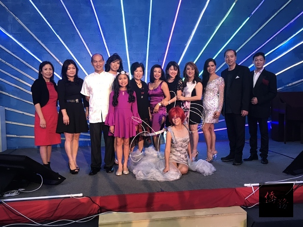 駐邁阿密辦事處僑務秘書蕭蓓如（右五）與僑務促進委員周曼宜（右四）率領的中佛州群星團合影留念。（駐邁阿密辦事處提供）