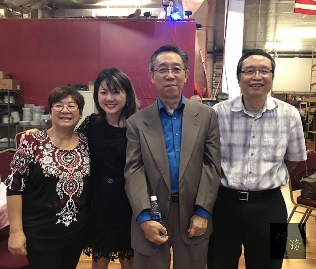 駐邁阿密辦事處僑務秘書蕭蓓如（左二）、安良工商會美亞美分會七人小組幹部盧浩文（右二）、趙汝創（右一）與陳燕萍（左一）等人合影留念。（駐邁阿密辦事處提供）