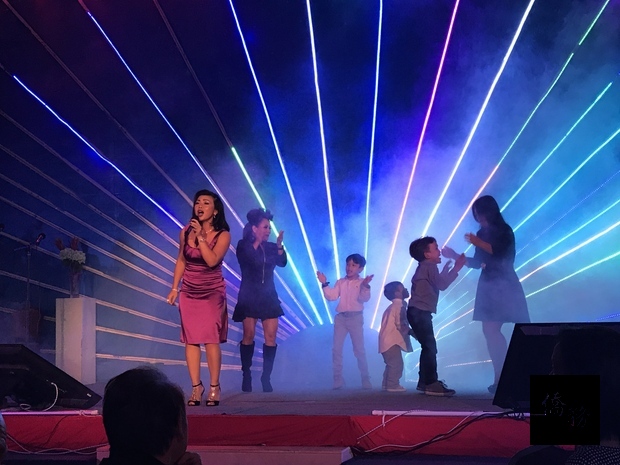 南佛州華人社區中心於12月1日在其中心禮堂舉辦「星光熠熠歌唱夜」活動。（駐邁阿密辦事處提供）