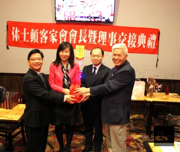 休士頓客家會新任會長李元平（右一）在休士頓僑教中心主任莊雅淑（左二）、駐休士頓辦事處政務組長何仁傑（右二）見證下，從前任會長劉志忠手中接過印信。（世界日報提供）