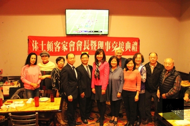 休士頓客家會新舊理事在活動中合影留念。（世界日報提供）