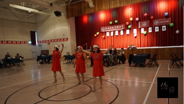 北美洲臺灣婦女會多倫多分會歲末祝福舞會由該會僑務委員黃麗美（左）、僑務顧問林麗娟（右）及前會長許淑華（中）三人穿著聖誕盛裝跳舞出場。（多倫多僑教中心提供）